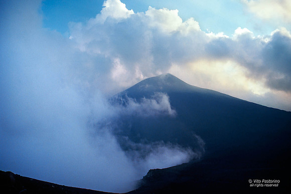 Italia. Sicilia. Il cono terminale del vulcano Etna.